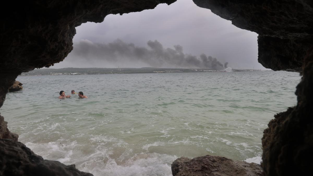 Progresa la extinción del grave incendio industrial en Cuba.