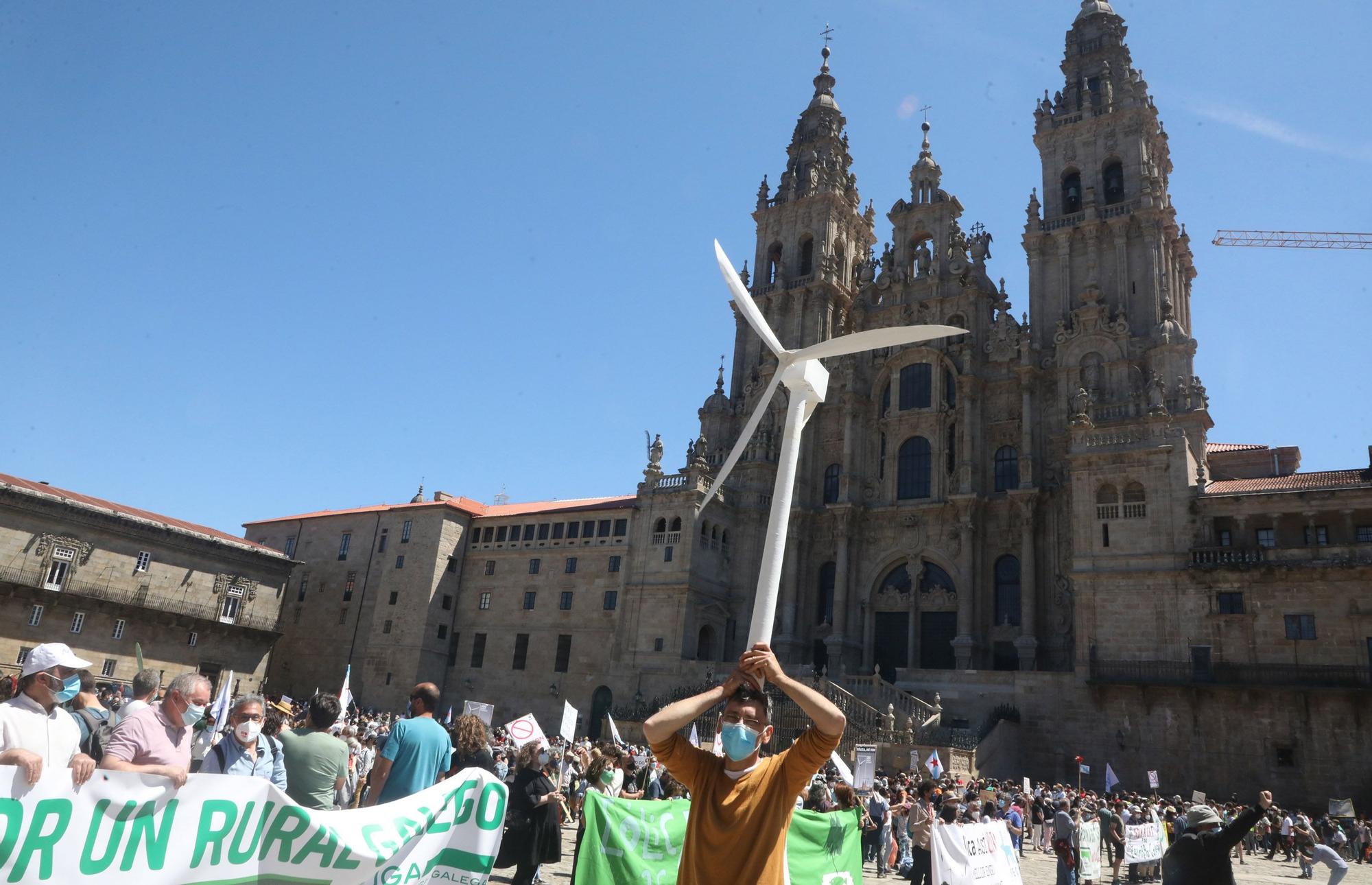 Una multitudinaria marcha recorre Santiago para exigir "un nuevo modelo eólico" y la paralización de proyectos