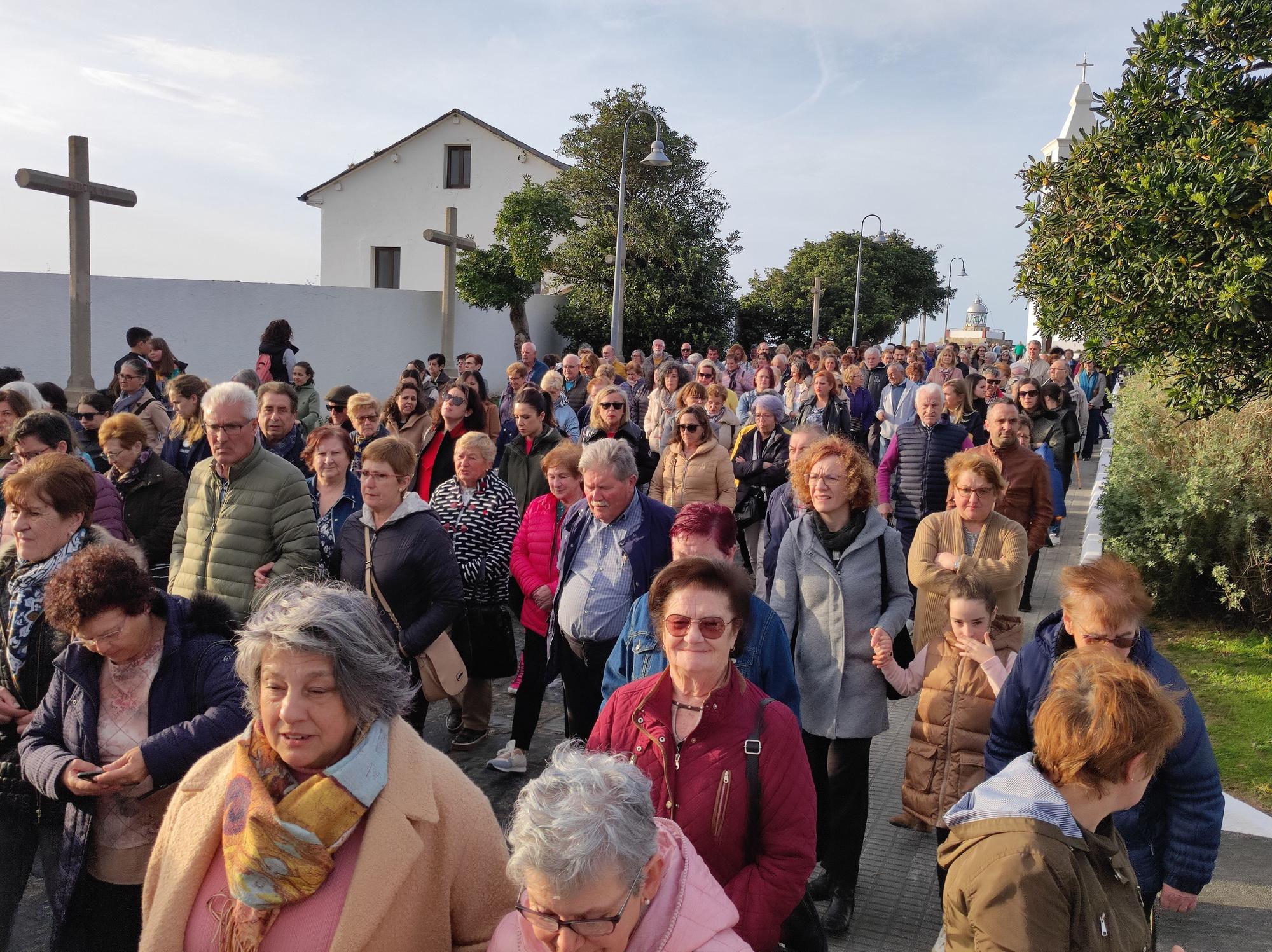 Así fue la procesión de bajada que abre la Semana Santa de Luarca