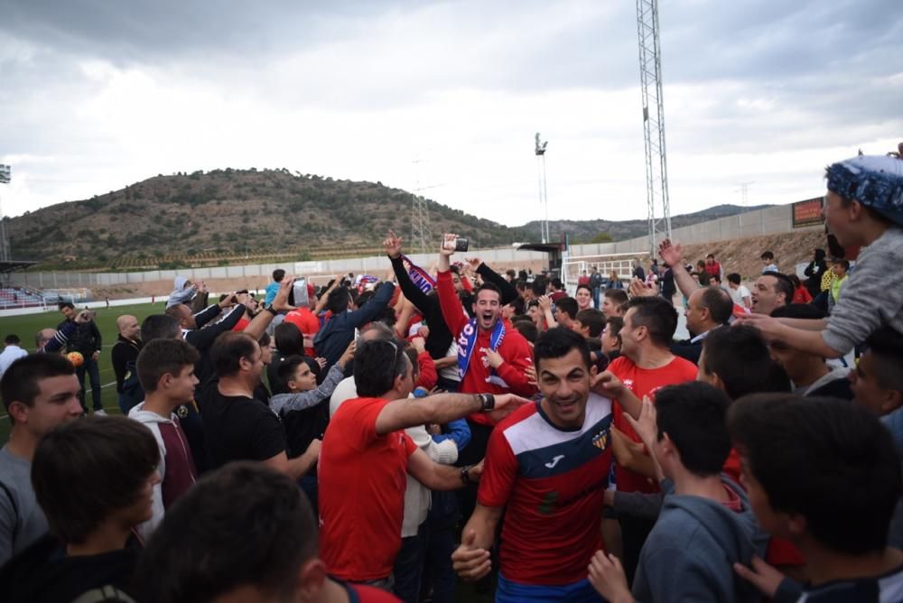 El Saguntino celebra el título de campeón