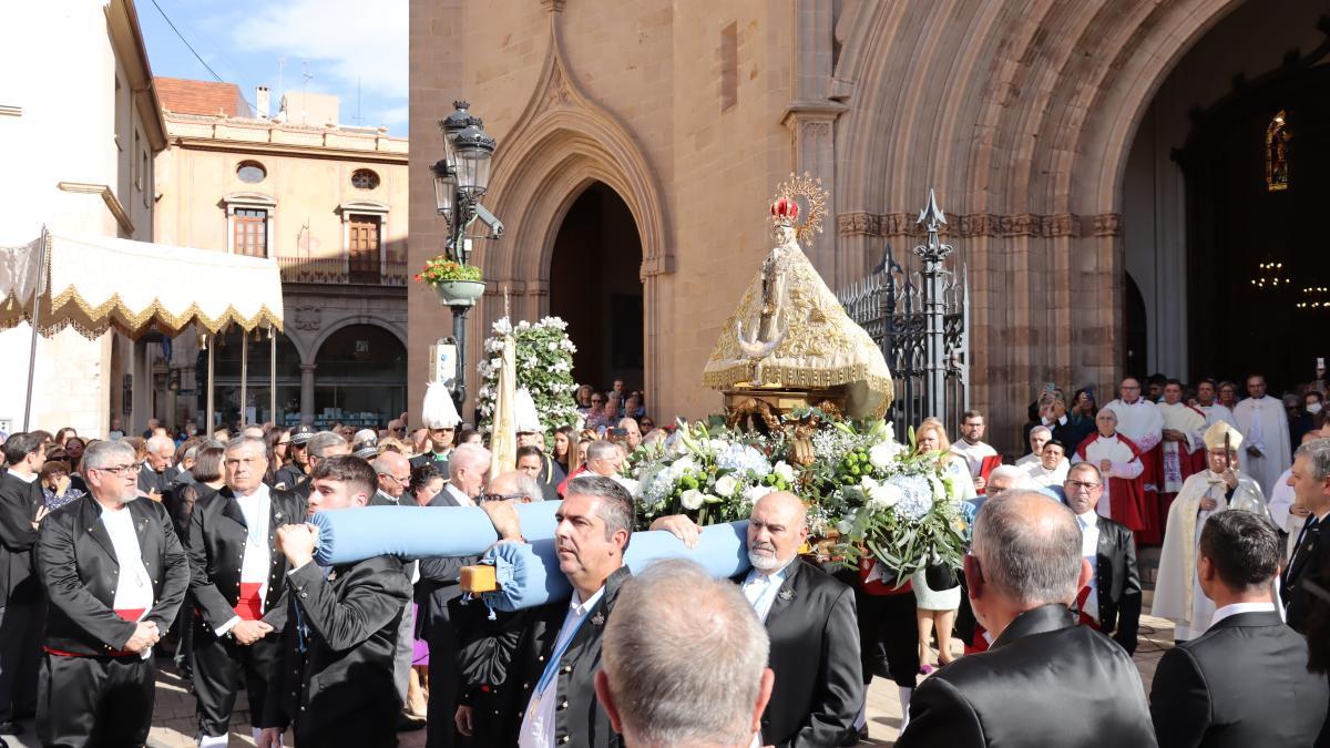 La patrona de Castelló, en la peana antes de entrar en la concatedral de Santa María.