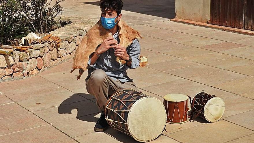 El músic, amb instruments de percussió.