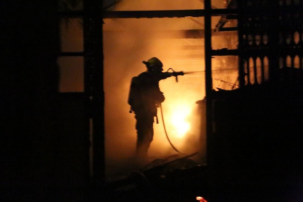 Los bomberos de Torrevieja y Almoradí han podido sofocar las llamas en el incendio de una pizzería en Torrevieja