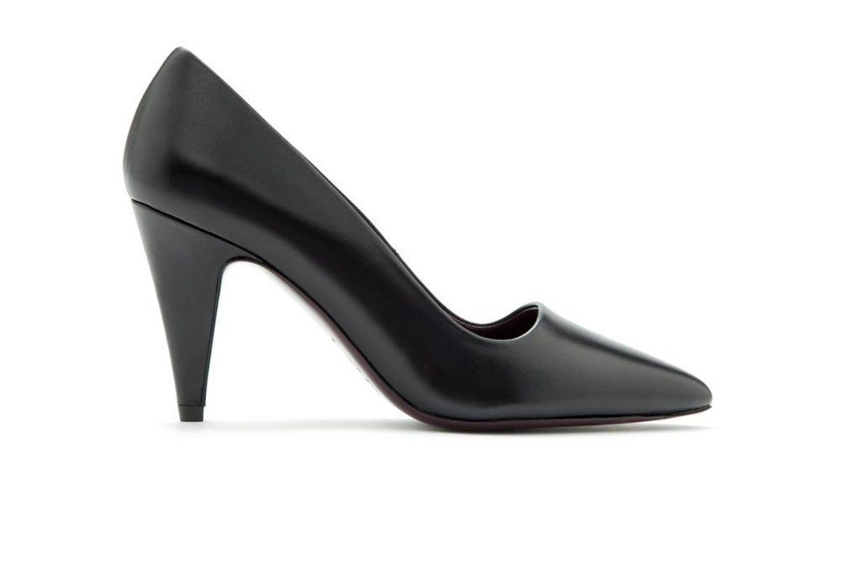 Zapatos negros de salón. (Precio: 74 euros)