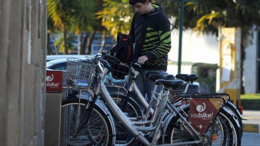 Una estación del servicio de préstamo de bicicletas en la anterior etapa del servicio. // Iñaki Abella