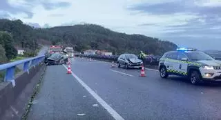 Cuatro personas heridas en un accidente entre seis vehículos en Boiro