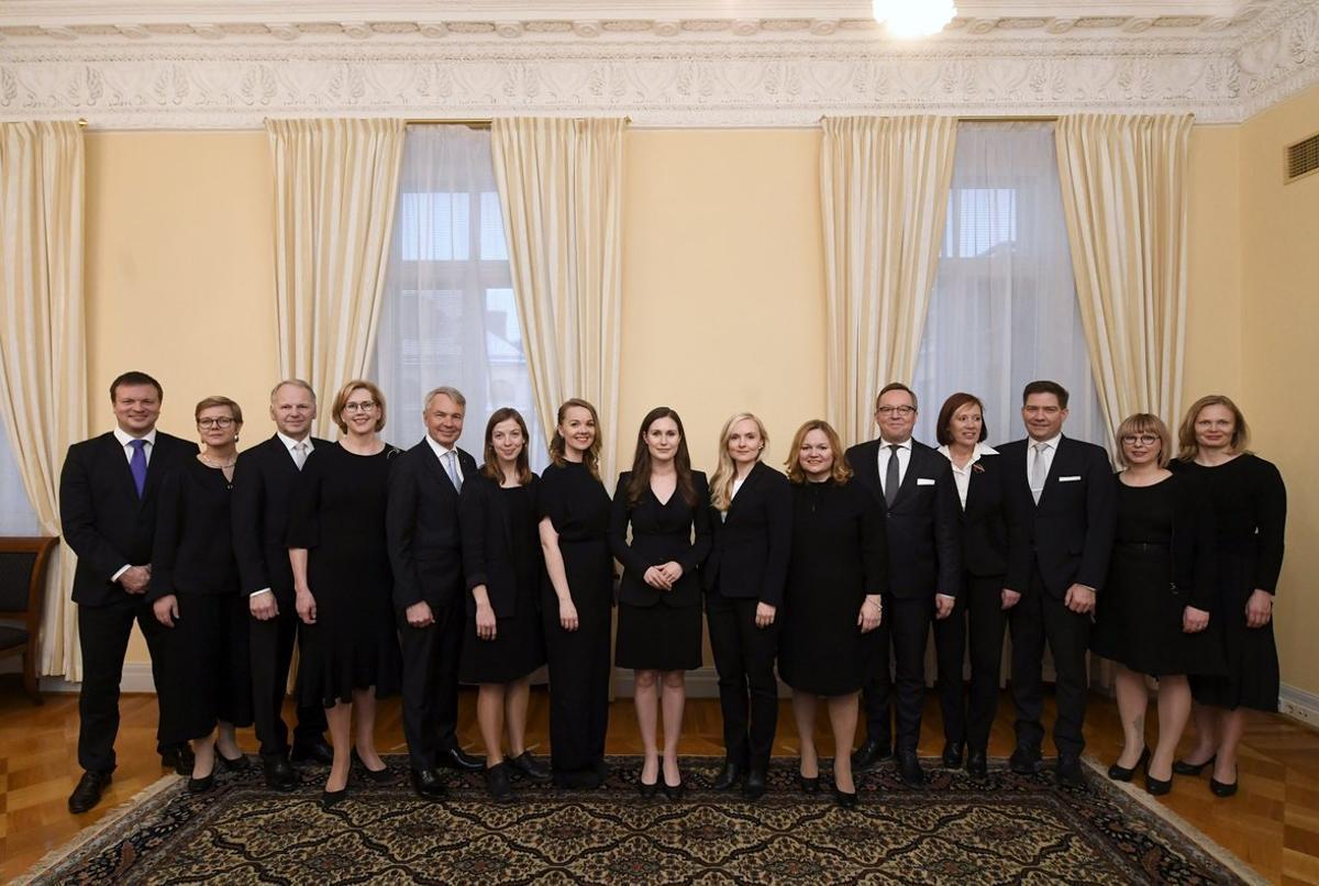 dpatop - 10 December 2019, Finland, Helsinki: New Finnish Prime Minister Sanna Marin (C) poses for a picture with members of her cabinet after their first meeting. Photo: Vesa Moilanen/Lehtikuva/dpa