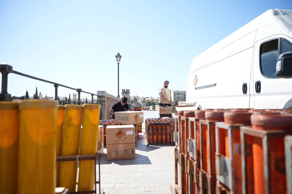 Todo listo en el puente de Palmas de Badajoz para los fuegos de esta noche