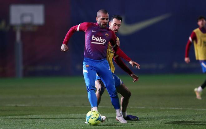 ¡Alegría y buen rollo en el primer entrenamiento al completo con Xavi!