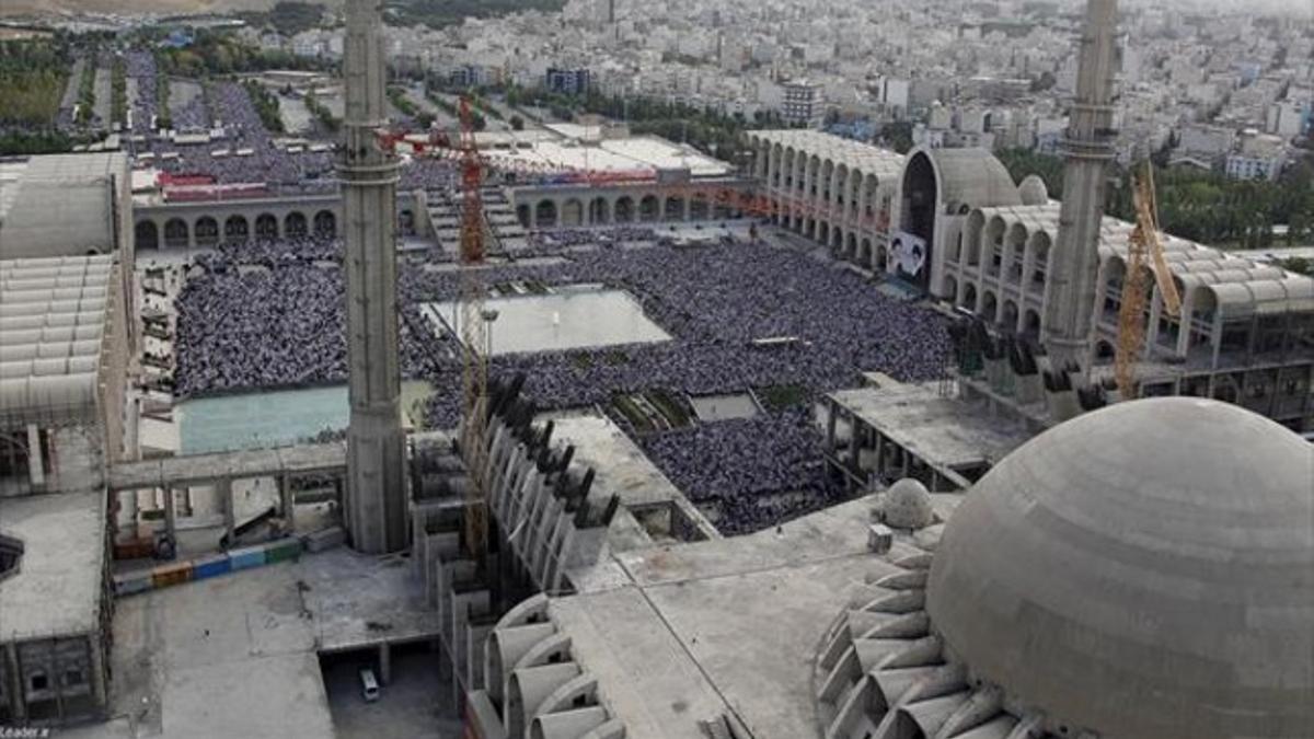 Plegaria ayer en Teherán con motivo del fin del ramadán.