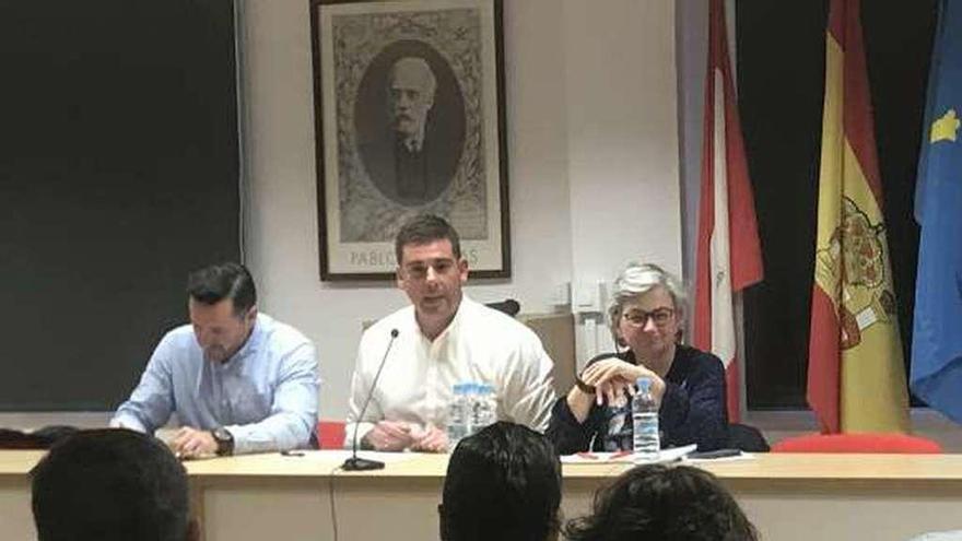 Lanero, Arnaiz y González, en la charla con militantes de UGT.