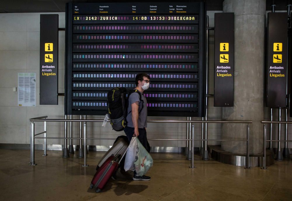 Llega el primer avión internacional a Manises