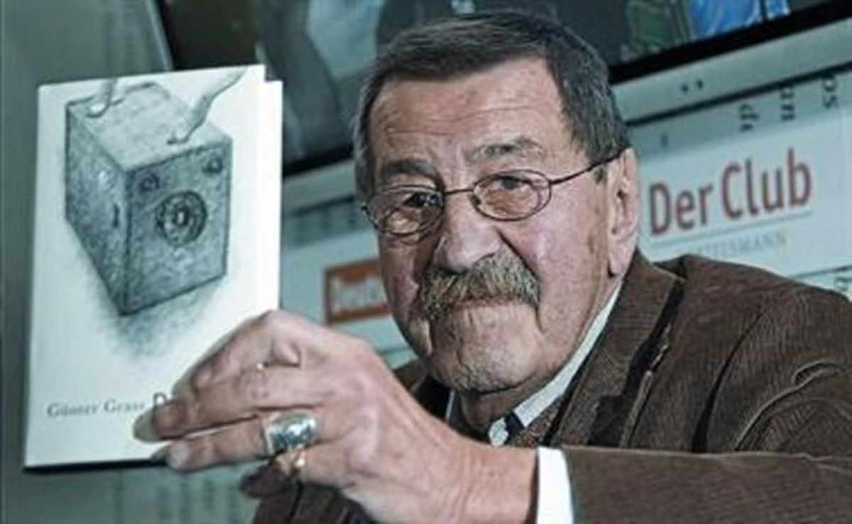 L’artista. Günter Grass il·lustra amb els seus dibuixos les seves memòries (esquerra) però, sobretot, el seu llibre de poemes Payaso de agosto. L’artista. Günter Grass il·lustra amb els seus dibuixos les seves memòries (esquerra) però, sobretot, el seu llibre de poemes Payaso de agosto.
