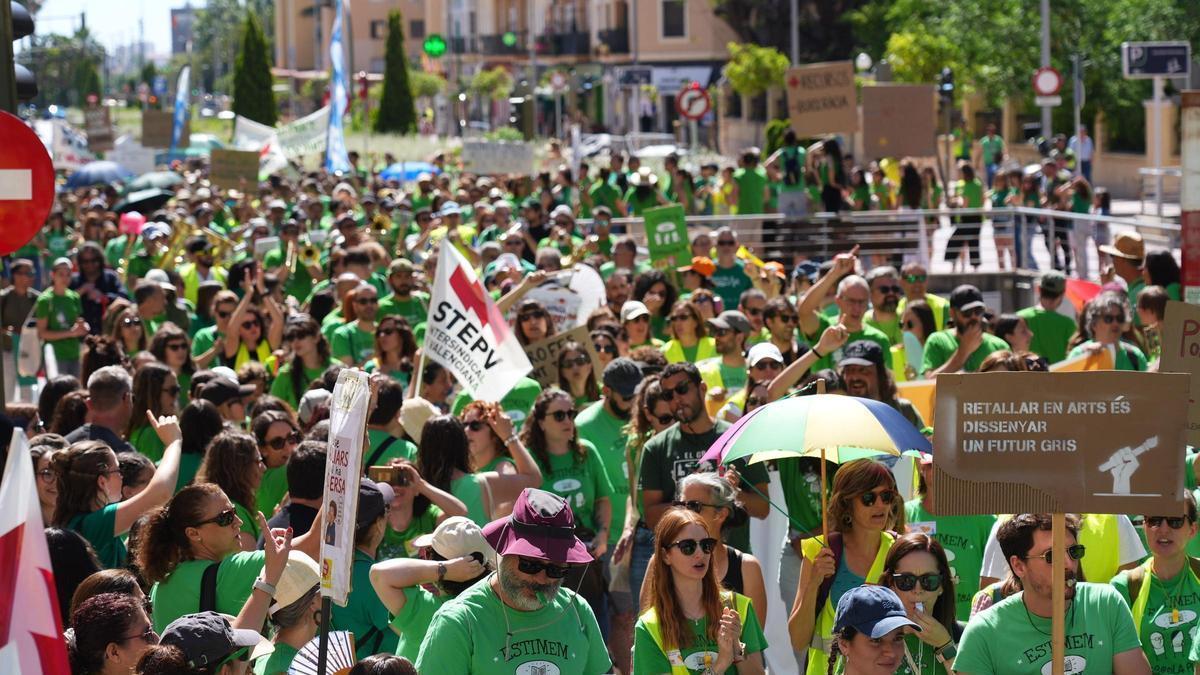 Manifestantes frente a la sede en Castelló de la Conselleria de Eduación, hoy.