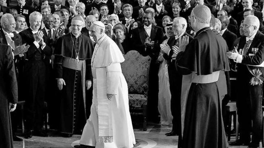 El Papa Francisco, ayer, en su reunión con los diplomáticos.  // Tony Gentile