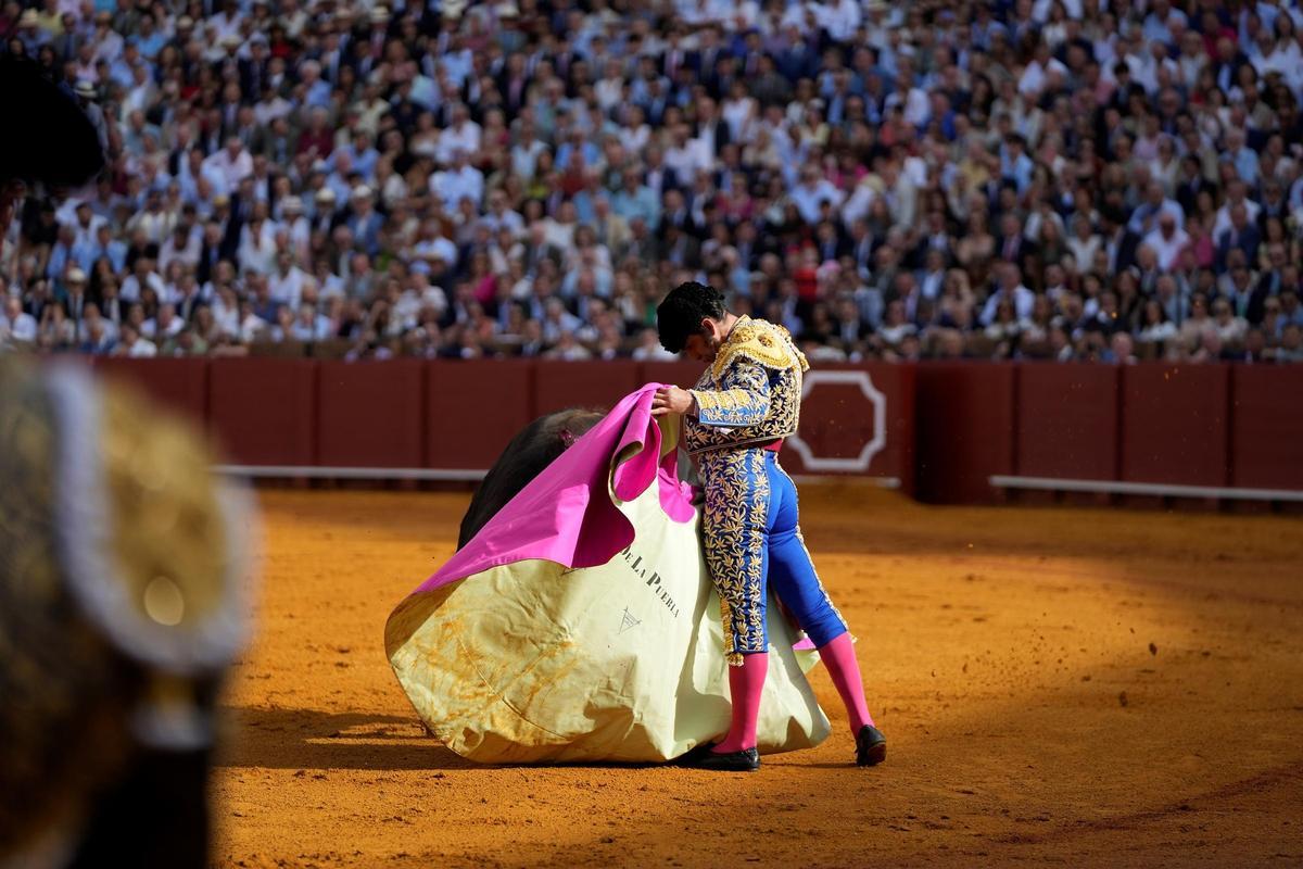 Una extraordinaria verónica de Morante de la Puebla este lunes en Sevilla.
