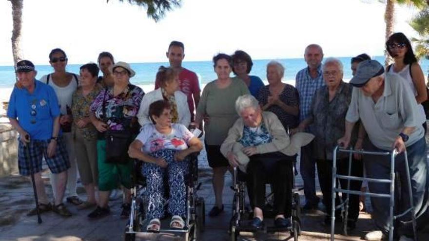 Los mayores del Hogar Sagrada  Familia visitan la playa de Xixes