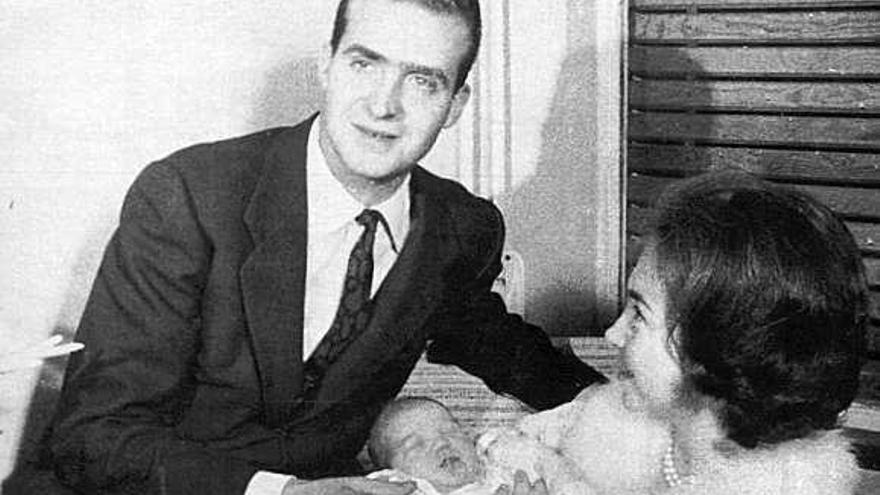 Don Juan Carlos y doña Sofía, con la infanta Elena recién nacida.