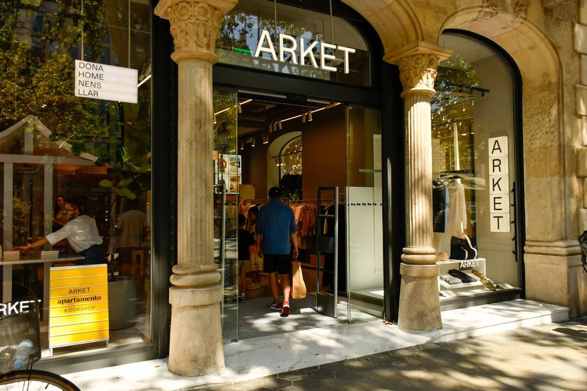 El local Arket este domingo en Paseo de Gràcia.