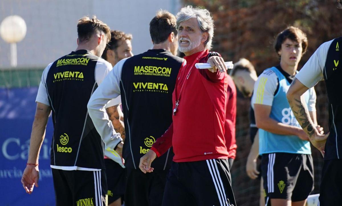 Pablo Alfaro, entrenador del Real Murcia, durante un entrenamiento.  | PRENSA REAL MURCIA