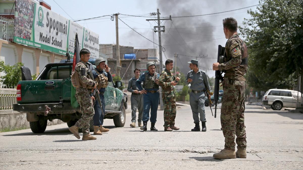 Militares afganos rodean los accesos a la zona del atentado, en Jalalabad.