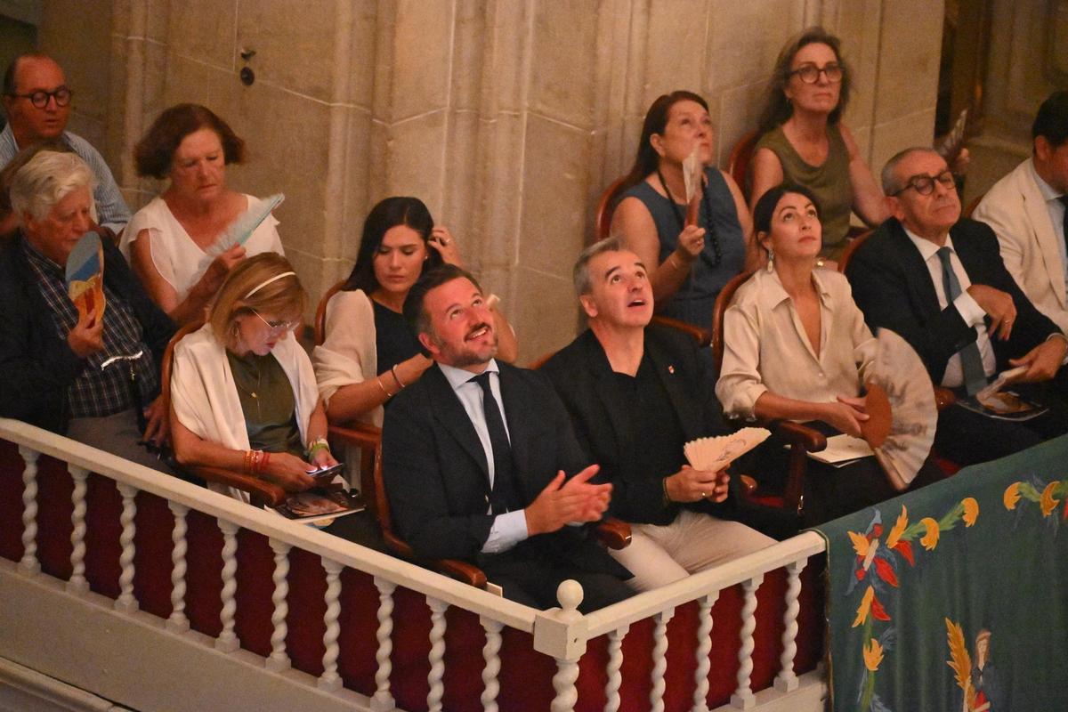 Los alcaldes de Elche y Aspe miran la salida de la Mangrana desde el Cielo del Misteri d'Elx