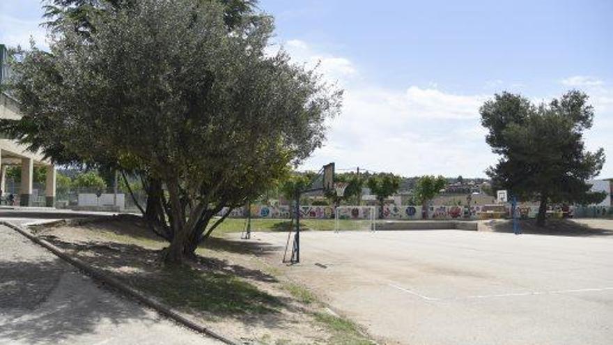 Una imatge actual del pati i la pista esportiva de l&#039;escola Catalunya de Navarcles, que es remodelarà