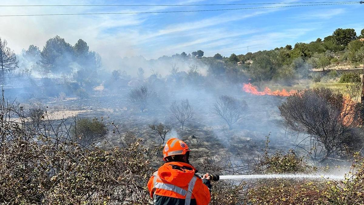 Un incendio forestal quema más de tres hectáreas en Montserrat y afecta al tráfico de la carretera de Torrent