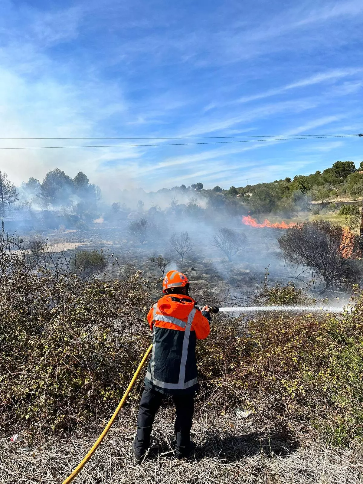 Un incendio forestal quema más de tres hectáreas en Montserrat y afecta al tráfico de la carretera de Torrent