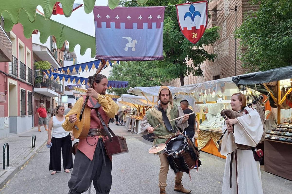 Desfiles en el mercado medieval de Paracuellos de Jarama.