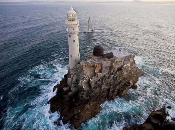 Fastnet Rock, el faro que los participantes deben rodear antes de volver a Inglaterra