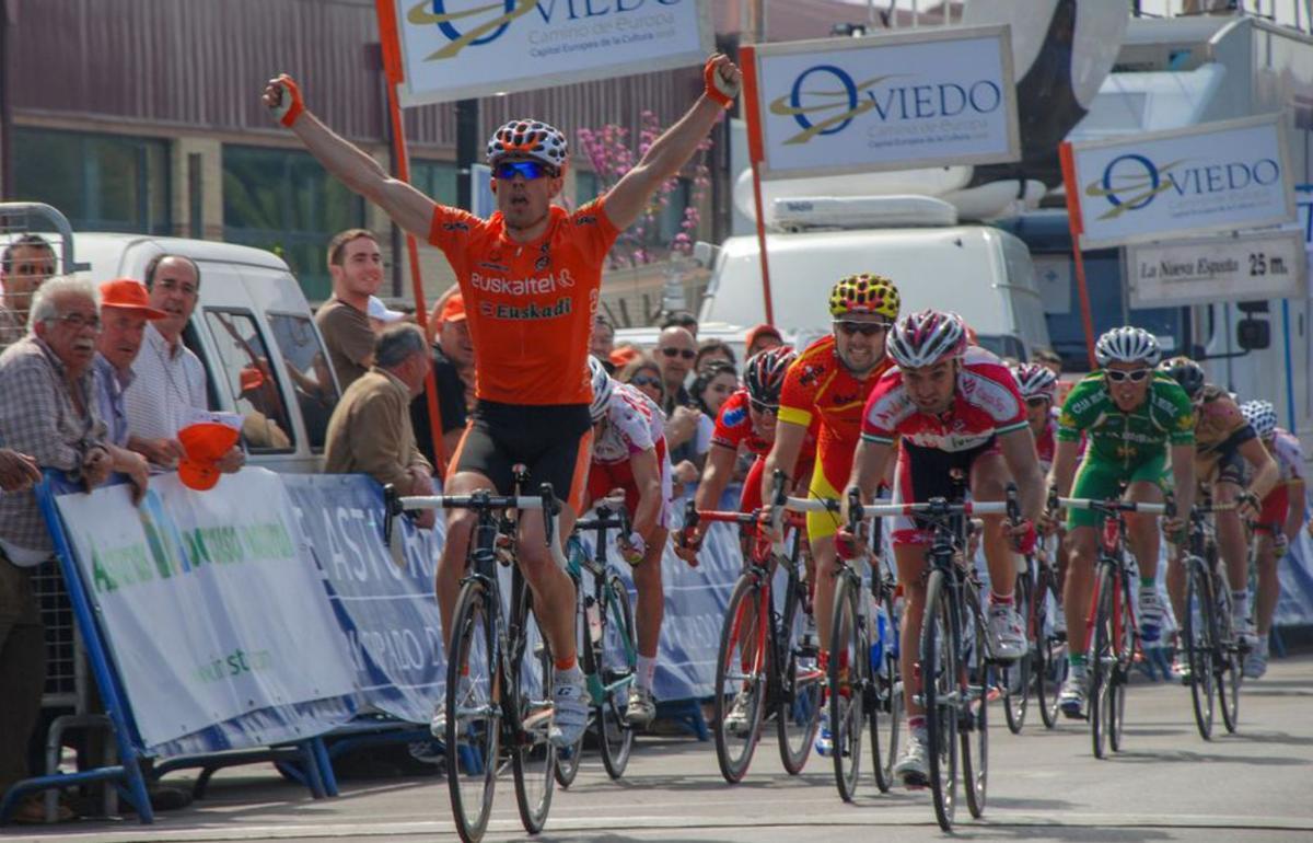 Pelayo Sánchez celebra su victoria en la última etapa de la Vuelta a Asturias del año pasado, en la calle Uría de Oviedo. | Juan Plaza