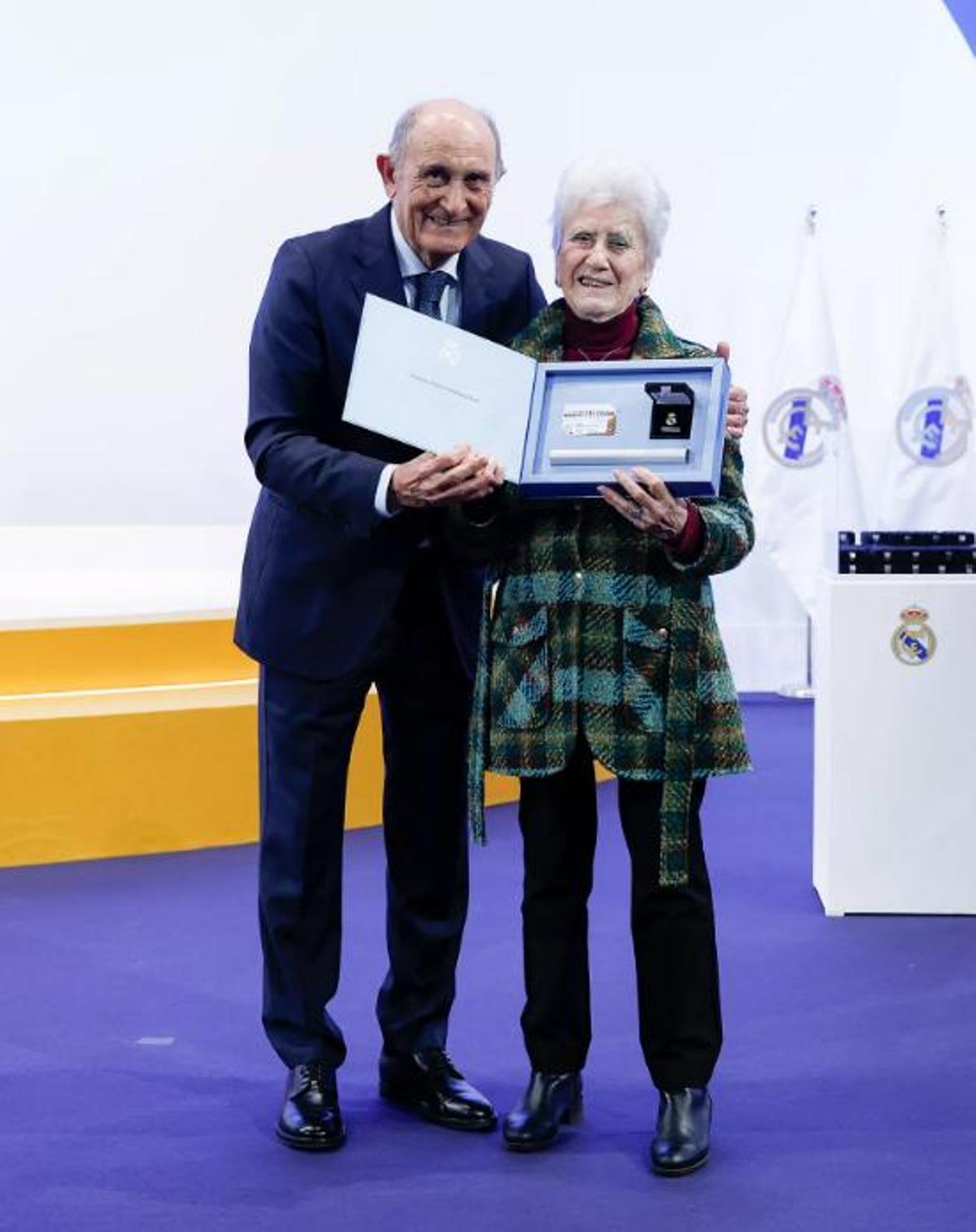 El Real Madrid entrega las insignias de oro y brillantes y de oro.