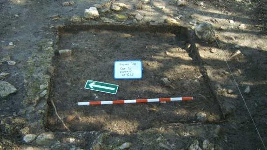 Imágenes de una tablilla romana y de algunas estructuras que se encontraron en el yacimiento.