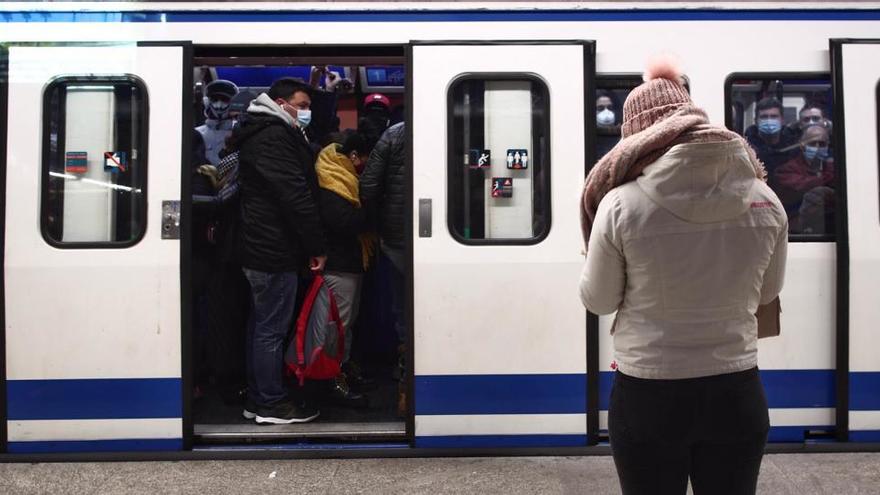 Un vagón del metro de Madrid atestado de personas.