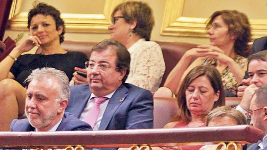 El presidente del Gobierno canario, Ángel Victor Torres (a la izquierda), el lunes durante el discurso de investidura de Pedro Sánchez con otros mandatarios autonómicos.