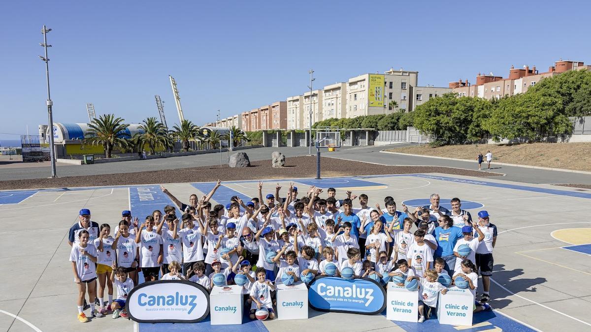El XI Clínic de Verano de Baloncesto Canaluz vivió una de sus jornadas más especiales al compartir pista con los integrantes de la Asociación Felices con Narices