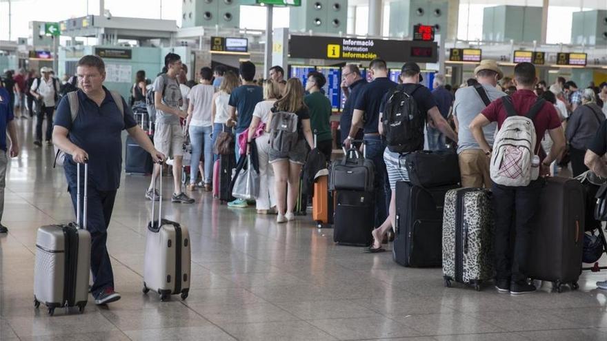 Colas de hasta dos horas en los controles de El Prat