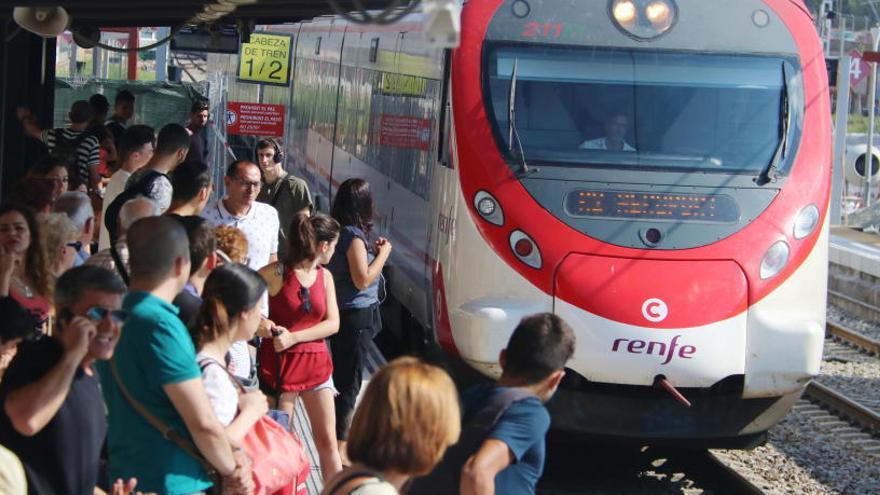 Un tren de rodalies Renfe en direcció a l&#039;aeroport arribant a l&#039;estació de Granollers