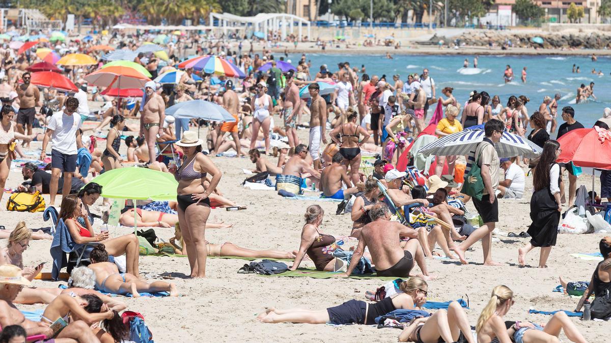 El calor llena terrazas y playas en la ciudad de Alicante, imagen del pasado mes de abril, en cuyo final se registró una ola de calor