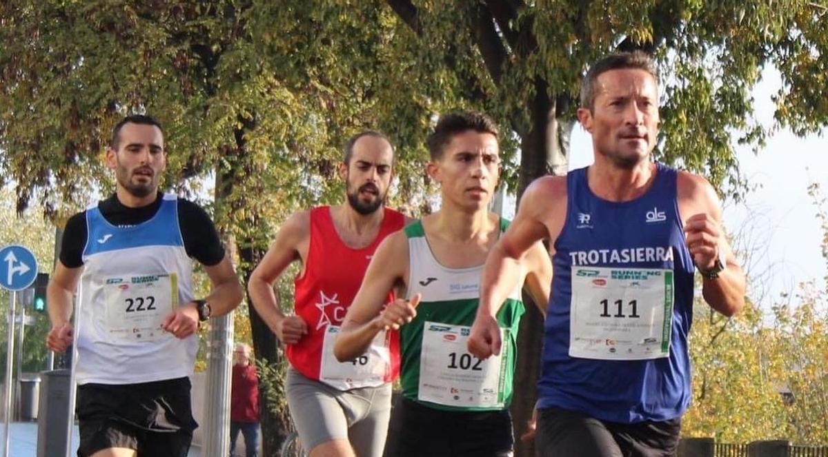 Miguel Espinosa, al frente de la Running Series, por delante de Carlos Barbero.