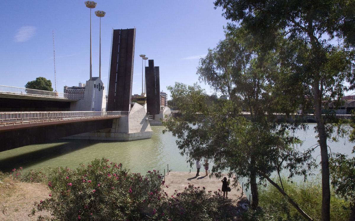 Darsena del Guadalquivir, con el puente de las Delicias de fondo