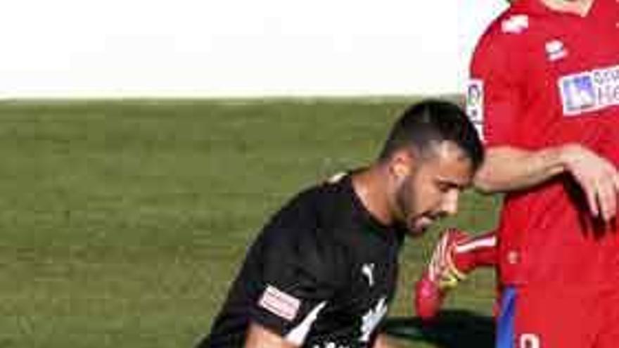 Edu Ruiz conduce el balón.