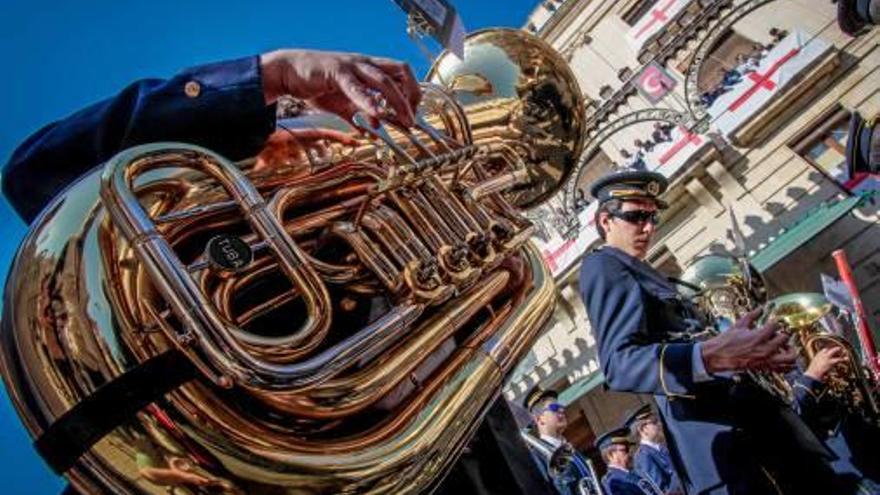 Músicos de la Primitiva en un acto festero de Alcoy.