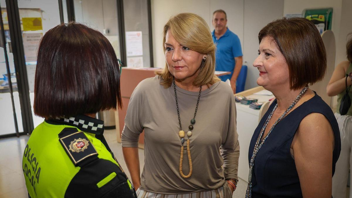 La vicepresidenta Susana Camarero junto a Amparo Chust, concejala de Mujer en el Ayuntamiento de Torrent.