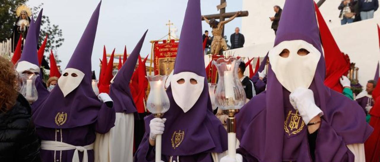 Imagen de 2022 de hermanos de la Cofradía del Nazareno, en primer plano, a la salida de la procesión del Viernes Santo del Puig de Missa.     |    J.A. RIERA