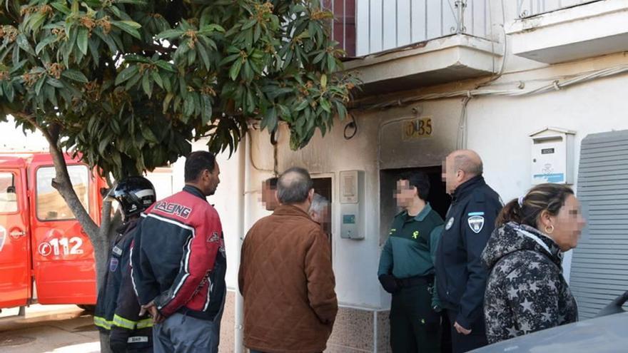 Dos jóvenes rescatan a una anciana del interior de su vivienda en llamas en Abarán