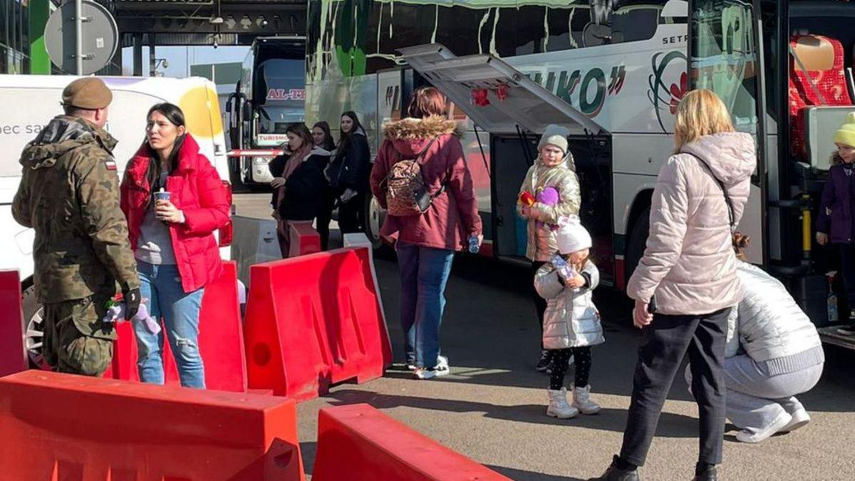 De rojo, Olena, recién llegada de Leópolis. | A. R.