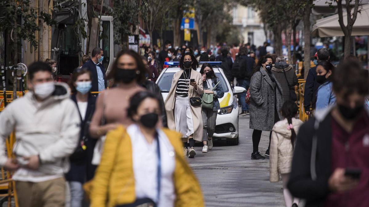 Varias personas en el centro de Madrid.