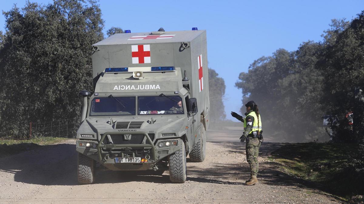 Una ambulancia abandona la base de Cerro Muriano el pasado 21 de diciembre.